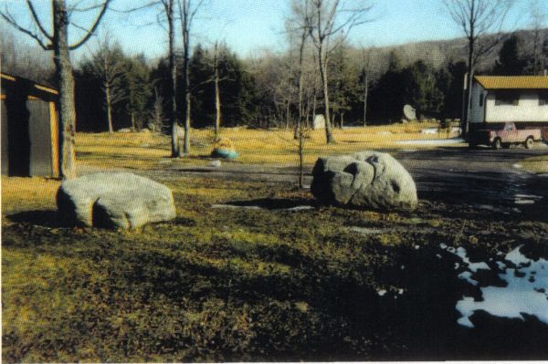 boulders.jpg (58386 bytes)